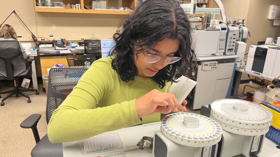 Isabella Lizalda in the lab measuring samples.