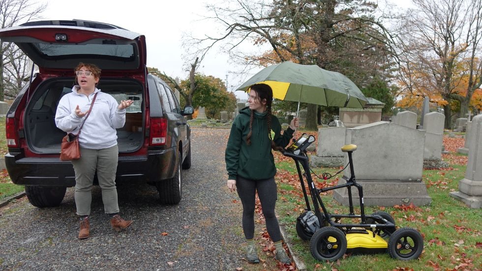 Hannah sets up the GPR while Annalisa discusses the North Burial Ground. 