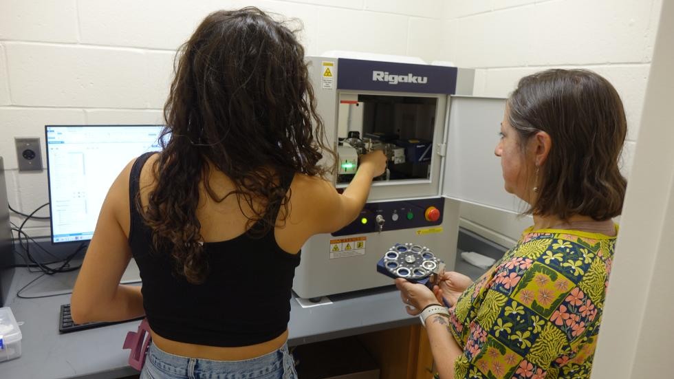 Ailani Bonilla working in the lab with Prof Emily Cooperdock