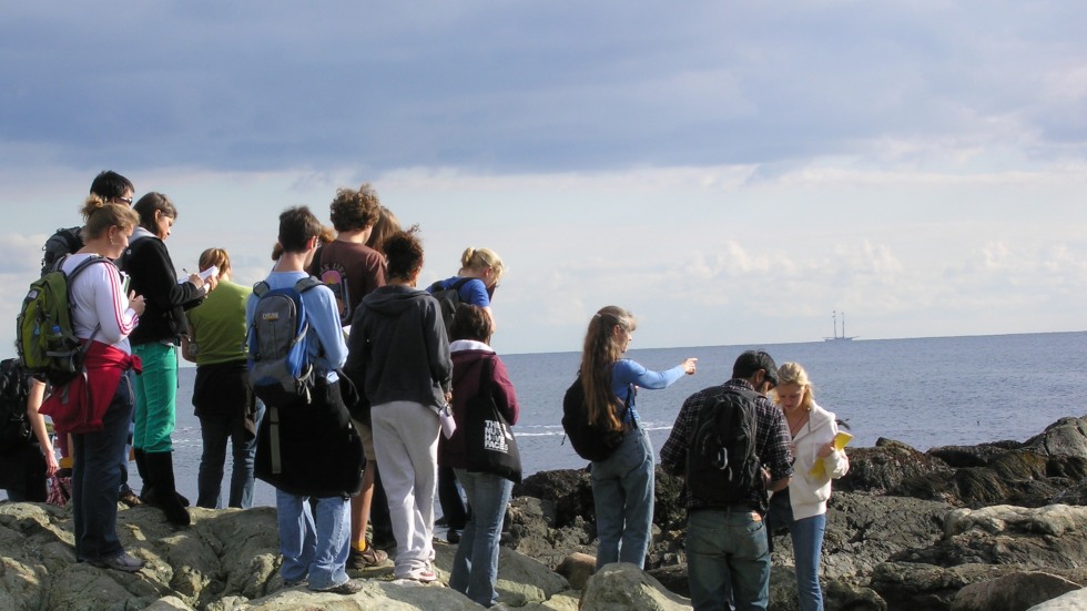 Jan with students on the Newport cliff walk 